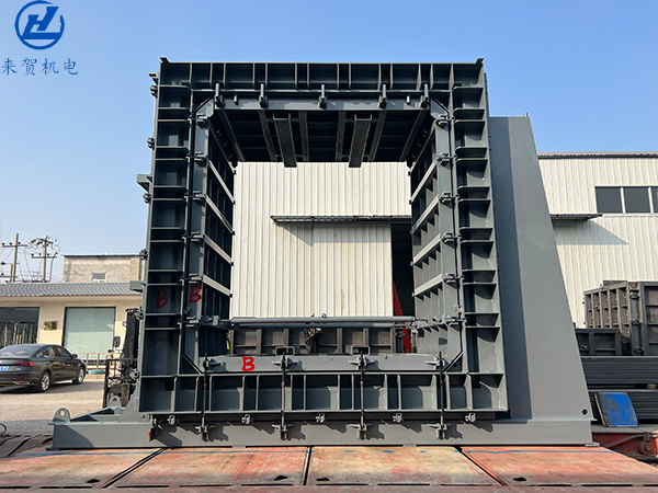 铁路影响下地下综合管廊模具顶进施工技术与起重机吊装架空方案应用